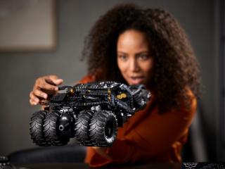 LEGO® Exclusive - DC Batman™ Batmobile™ Tumbler (76240)