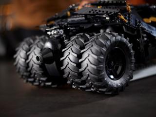 LEGO® Exclusive - DC Batman™ Batmobile™ Tumbler (76240)