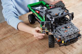 LEGO® Technic - 4x4 Mercedes-Benz Zetros verseny teherautó (42129) 