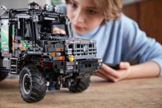 LEGO® Technic - 4x4 Mercedes-Benz Zetros verseny teherautó (42129) 