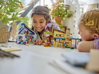 LEGO® Friends - Olly és Paisley családi házai (42620)