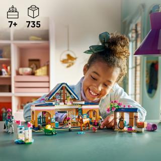 LEGO® Friends - Lovarda és lovasiskola (42688)