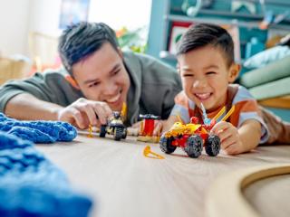 LEGO® NINJAGO - Kai és Ras autós és motoros csatája (71789)