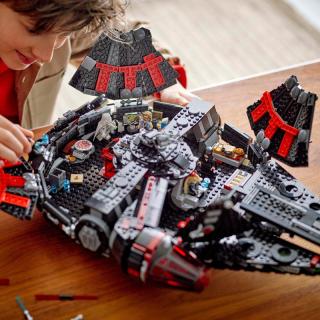 LEGO® Star Wars - A Sötét Sólyom (75389)