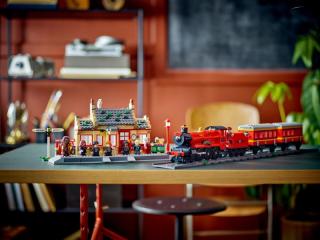LEGO® Harry Potter - Roxfort Expressz™ és Roxmorts™ állomás (76423)