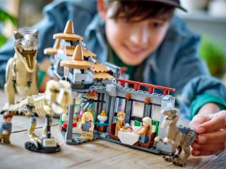 LEGO® Jurassic World - Látogatóközpont: T-Rex és raptortámadás (76961)
